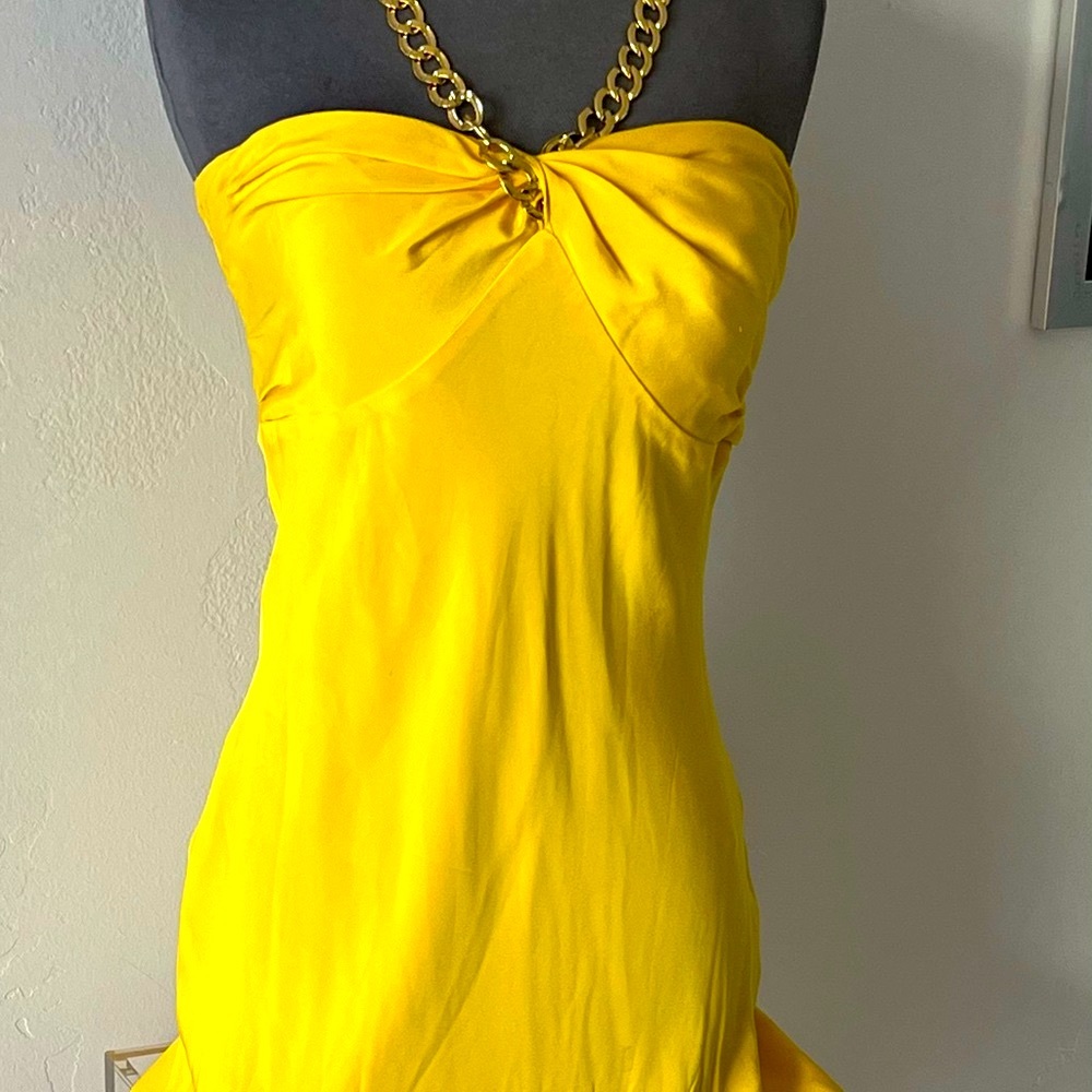 STUNING! YELOW SILK RALPH LAUREN 
PRE OWNED, PERFECT CONDITION, NEVER BEEN USED.